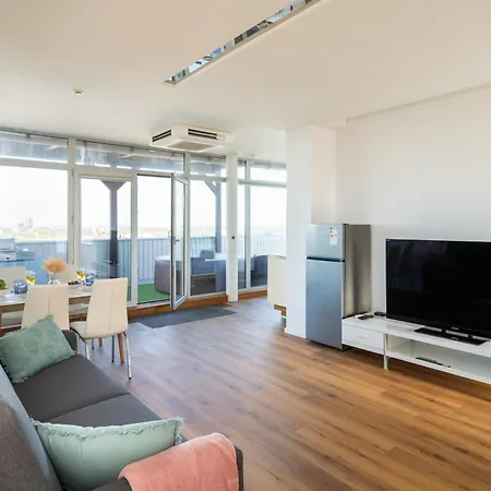 Skypenthouse & With Free Parking Apartment *