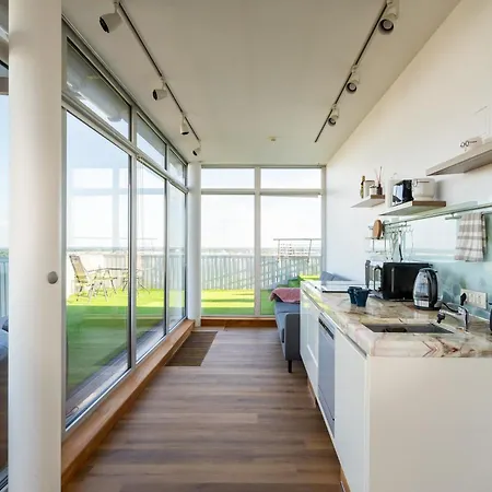 Skypenthouse & With Free Parking *